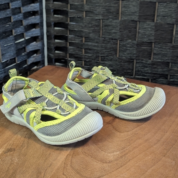 Oshkosh B'Gosh Kids' Gray Yellow Shoes Water Shoes Pool Size 9 C Great Used Cond - Picture 1 of 7